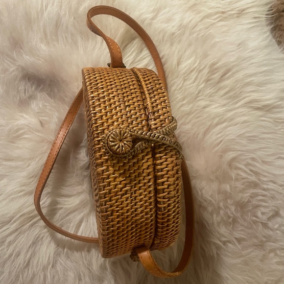 Great for Summer: Woven Circle Crossbody Bag - Picture 4 of 7